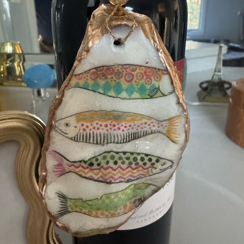 Vibrant Fish Wine Bottle Charm Oyster Shell - Picture 4 of 6